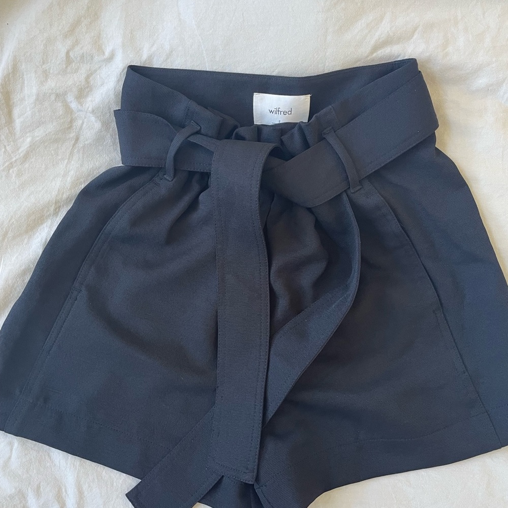 Aritzia Wilfred paper bag shorts black size 2